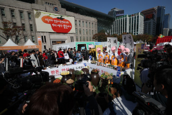 SEÚL, COREA DEL SUR.- Los vendedores de Corea del Sur venden kimchi recién hecho, una guarnición tradicional hecha de repollo y pimienta picante, en el sexto Festival Kimchi de Seúl en el centro de Seúl el 1 de noviembre de 2019. El kimchi es una preparación fermentada de origen coreano que ha ganado mucha popularidad en los últimos años gracias a ser considerado, como todo producto fermentado de origen vegetal, benigno para la salud. Es confeccionado a base de diferentes vegetales sazonados con diferentes especias y cuya receta más extendida utiliza como ingrediente básico la col china, también existen otras recetas en las que se utilizan ingrediente como rábanos o pepinos, entre otros vegetales, que son acompañados comúnmente de pimiento o chile rojo molido, ajos, cebollas u otras combinaciones de acuerdo a diferentes zonas geográficas, pero presente en el día a día de los coreanos, tanto del norte, como los del sur.