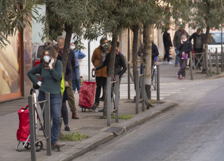 ROME, ITALY- People are seen wearing masks on the streets as a preventive measure against coronavirus in Rome, Italy on April 6, 2020. In the last 24 hours the number of people infected with Covid-19 coronavirus has been 3,599 , the lowest figure since last March 17. The number of deceased rose to 16,523, 636 of these occurred on the last day, according to data provided this Monday (6) by the Italian civil protection.