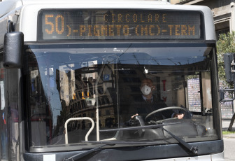 ROME, ITALY- People are seen wearing masks on the streets as a preventive measure against coronavirus in Rome, Italy on April 6, 2020. In the last 24 hours the number of people infected with Covid-19 coronavirus has been 3,599 , the lowest figure since last March 17. The number of deceased rose to 16,523, 636 of these occurred on the last day, according to data provided this Monday (6) by the Italian civil protection.