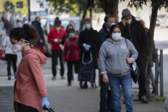 ROME, ITALY- People are seen wearing masks on the streets as a preventive measure against coronavirus in Rome, Italy on April 6, 2020. In the last 24 hours the number of people infected with Covid-19 coronavirus has been 3,599 , the lowest figure since last March 17. The number of deceased rose to 16,523, 636 of these occurred on the last day, according to data provided this Monday (6) by the Italian civil protection.
