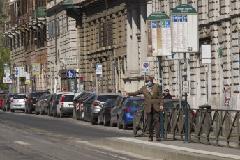 ROME, ITALY- People are seen wearing masks on the streets as a preventive measure against coronavirus in Rome, Italy on April 6, 2020. In the last 24 hours the number of people infected with Covid-19 coronavirus has been 3,599 , the lowest figure since last March 17. The number of deceased rose to 16,523, 636 of these occurred on the last day, according to data provided this Monday (6) by the Italian civil protection.