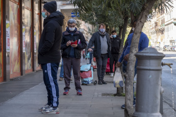ROME, ITALY- People are seen wearing masks on the streets as a preventive measure against coronavirus in Rome, Italy on April 6, 2020. In the last 24 hours the number of people infected with Covid-19 coronavirus has been 3,599 , the lowest figure since last March 17. The number of deceased rose to 16,523, 636 of these occurred on the last day, according to data provided this Monday (6) by the Italian civil protection.