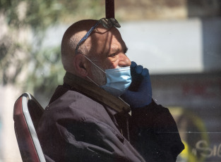 ROMA, ITALIA- Las personas son vistas usando máscaras en las calles, como medida de prevención contra el coronavirus en Roma, Italia el 6 de Abril del 2020. En las últimas 24 horas el número de infectados por coronavirus Covid-19 ha sido de 3.599, la cifra más baja desde el pasado 17 de marzo. El número de fallecidos se elevó a 16.523, 636 de estos se presentaron en el último día, según los datos aportados este lunes (6) por la protección civil de Italia.