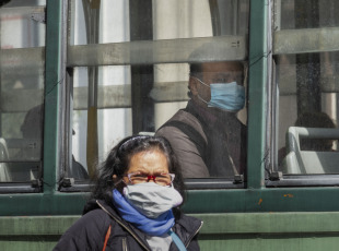 ROME, ITALY- People are seen wearing masks on the streets as a preventive measure against coronavirus in Rome, Italy on April 6, 2020. In the last 24 hours the number of people infected with Covid-19 coronavirus has been 3,599 , the lowest figure since last March 17. The number of deceased rose to 16,523, 636 of these occurred on the last day, according to data provided this Monday (6) by the Italian civil protection.