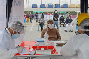 Villa Maria del Triunfo, Peru.- Health professionals participate in a health campaign in Villa Maria del Triunfo, Peru on September 15, 2020. Peru, one of the most affected countries in the region and in the world, registers 738,020 cases and 30,927 dead, according to figures released by the World Health Organization (WHO). Peru registered the lowest number of daily deaths from Covid-19 in almost four months, so far this month, daily deaths from coronavirus amount to 133 on average, while in the first two weeks of August there were 213. The new infections also They have been decreasing, they went from an average of 7,654 daily in August to 5,844 in September.