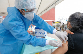 Villa Maria del Triunfo, Peru.- Health professionals participate in a health campaign in Villa Maria del Triunfo, Peru on September 15, 2020. Peru, one of the most affected countries in the region and in the world, registers 738,020 cases and 30,927 dead, according to figures released by the World Health Organization (WHO). Peru registered the lowest number of daily deaths from Covid-19 in almost four months, so far this month, daily deaths from coronavirus amount to 133 on average, while in the first two weeks of August there were 213. The new infections also They have been decreasing, they went from an average of 7,654 daily in August to 5,844 in September.