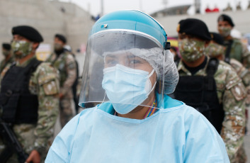 Villa Maria del Triunfo, Peru.- Health professionals participate in a health campaign in Villa Maria del Triunfo, Peru on September 15, 2020. Peru, one of the most affected countries in the region and in the world, registers 738,020 cases and 30,927 dead, according to figures released by the World Health Organization (WHO). Peru registered the lowest number of daily deaths from Covid-19 in almost four months, so far this month, daily deaths from coronavirus amount to 133 on average, while in the first two weeks of August there were 213. The new infections also They have been decreasing, they went from an average of 7,654 daily in August to 5,844 in September.