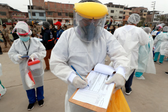 Villa El Salvador, Peru.- Medical brigades perform Covid-19 tests on residents of Villa El Salvador, Peru on September 8, 2020. Peru registered 1,598 new confirmed cases of covid-19, the lowest daily figure in four months, it reported the Ministry of Health. The total number of confirmed cases rose to 691,575 and deaths to 29,976, with 138 deaths in the last 24 hours, according to the daily balance of the ministry.