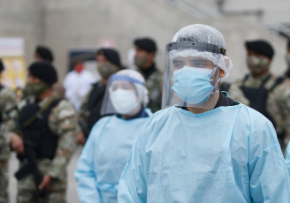 Villa Maria del Triunfo, Peru.- Health professionals participate in a health campaign in Villa Maria del Triunfo, Peru on September 15, 2020. Peru, one of the most affected countries in the region and in the world, registers 738,020 cases and 30,927 dead, according to figures released by the World Health Organization (WHO). Peru registered the lowest number of daily deaths from Covid-19 in almost four months, so far this month, daily deaths from coronavirus amount to 133 on average, while in the first two weeks of August there were 213. The new infections also They have been decreasing, they went from an average of 7,654 daily in August to 5,844 in September.