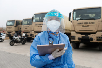 Villa Maria del Triunfo, Peru.- Health professionals participate in a health campaign in Villa Maria del Triunfo, Peru on September 15, 2020. Peru, one of the most affected countries in the region and in the world, registers 738,020 cases and 30,927 dead, according to figures released by the World Health Organization (WHO). Peru registered the lowest number of daily deaths from Covid-19 in almost four months, so far this month, daily deaths from coronavirus amount to 133 on average, while in the first two weeks of August there were 213. The new infections also They have been decreasing, they went from an average of 7,654 daily in August to 5,844 in September.