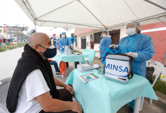 Villa Maria del Triunfo, Peru.- Health professionals participate in a health campaign in Villa Maria del Triunfo, Peru on September 15, 2020. Peru, one of the most affected countries in the region and in the world, registers 738,020 cases and 30,927 dead, according to figures released by the World Health Organization (WHO). Peru registered the lowest number of daily deaths from Covid-19 in almost four months, so far this month, daily deaths from coronavirus amount to 133 on average, while in the first two weeks of August there were 213. The new infections also They have been decreasing, they went from an average of 7,654 daily in August to 5,844 in September.