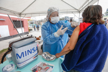 Villa Maria del Triunfo, Peru.- Health professionals participate in a health campaign in Villa Maria del Triunfo, Peru on September 15, 2020. Peru, one of the most affected countries in the region and in the world, registers 738,020 cases and 30,927 dead, according to figures released by the World Health Organization (WHO). Peru registered the lowest number of daily deaths from Covid-19 in almost four months, so far this month, daily deaths from coronavirus amount to 133 on average, while in the first two weeks of August there were 213. The new infections also They have been decreasing, they went from an average of 7,654 daily in August to 5,844 in September.