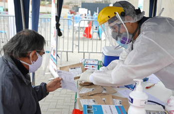 Villa Maria del Triunfo, Peru.- Health professionals participate in a health campaign in Villa Maria del Triunfo, Peru on September 15, 2020. Peru, one of the most affected countries in the region and in the world, registers 738,020 cases and 30,927 dead, according to figures released by the World Health Organization (WHO). Peru registered the lowest number of daily deaths from Covid-19 in almost four months, so far this month, daily deaths from coronavirus amount to 133 on average, while in the first two weeks of August there were 213. The new infections also They have been decreasing, they went from an average of 7,654 daily in August to 5,844 in September.