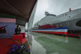 Suao, Taiwán.- En las fotos tomadas el 15 de diciembre del 2020, la presidenta Tsai Ing-wen, visita la ciudad portuaria oriental de Suao para el lanzamiento del Ta Chiang, el primer barco de producción en masa de la clase TuoChiang. 