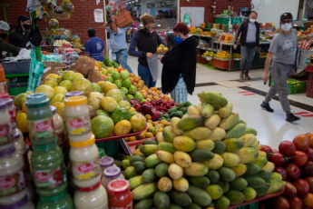 Bogotá, Colombia.- People work in a market place in the center of Bogotá amid the coronavirus pandemic on January 7, 2021. The entity responsible for the dissemination of Colombia's official statistics, Dane reported that inflation December was 0.38%, which left the annual average at 1.61%, as a consequence of the price falls generated by the pandemic, placing the inflation of the year 2020 as the lowest inflation in the statistical history of the Dane.