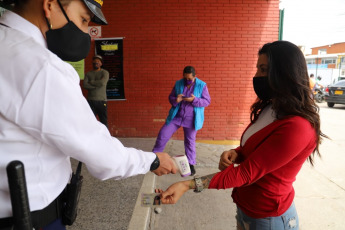 Bogotá, Colombia.- People work in a market place in the center of Bogotá amid the coronavirus pandemic on January 7, 2021. The entity responsible for the dissemination of Colombia's official statistics, Dane reported that inflation December was 0.38%, which left the annual average at 1.61%, as a consequence of the price falls generated by the pandemic, placing the inflation of the year 2020 as the lowest inflation in the statistical history of the Dane.