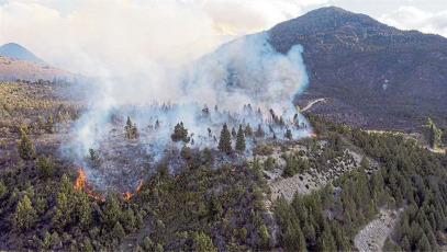 Río Negro, Argentina.- In the photos, it shows the forest fire that affects El Bolsón in the province of Río Negro, in southwestern Argentina on January 26, 2021. More than one hundred brigades work near El Bolsón with the support of seven trucks , two fire hydrant planes and two helicopters to fight a forest fire that has already consumed more than 6,500 hectares, according to the local Forest Fire Prevention and Fighting Service (SPLIF).