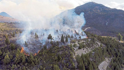 Río Negro, Argentina.- En las fotos, muestra el incendio forestal que afecta El Bolsón en la provincia de Río Negro, en el suroeste argentino el 26 de enero del 2021. Más de cien brigadistas trabajan cerca de El Bolsón con apoyo de siete camiones, dos aviones hidrantes y dos helicópteros para combatir un incendio forestal que ya consumió más de 6.500 hectáreas, según informó el servicio de Prevención y Lucha contra Incendios Forestales (SPLIF) local.