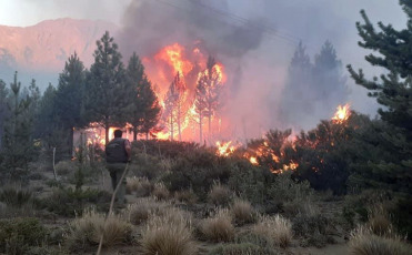 Río Negro, Argentina.- In the photos, it shows the forest fire that affects El Bolsón in the province of Río Negro, in southwestern Argentina on January 26, 2021. More than one hundred brigades work near El Bolsón with the support of seven trucks , two fire hydrant planes and two helicopters to fight a forest fire that has already consumed more than 6,500 hectares, according to the local Forest Fire Prevention and Fighting Service (SPLIF).