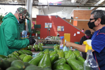 Bogotá, Colombia.- People work in a market place in the center of Bogotá amid the coronavirus pandemic on January 7, 2021. The entity responsible for the dissemination of Colombia's official statistics, Dane reported that inflation December was 0.38%, which left the annual average at 1.61%, as a consequence of the price falls generated by the pandemic, placing the inflation of the year 2020 as the lowest inflation in the statistical history of the Dane.