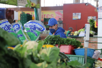 Bogotá, Colombia.- People work in a market place in the center of Bogotá amid the coronavirus pandemic on January 7, 2021. The entity responsible for the dissemination of Colombia's official statistics, Dane reported that inflation December was 0.38%, which left the annual average at 1.61%, as a consequence of the price falls generated by the pandemic, placing the inflation of the year 2020 as the lowest inflation in the statistical history of the Dane.