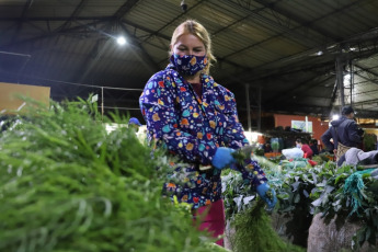 Bogotá, Colombia.- People work in a market place in the center of Bogotá amid the coronavirus pandemic on January 7, 2021. The entity responsible for the dissemination of Colombia's official statistics, Dane reported that inflation December was 0.38%, which left the annual average at 1.61%, as a consequence of the price falls generated by the pandemic, placing the inflation of the year 2020 as the lowest inflation in the statistical history of the Dane.