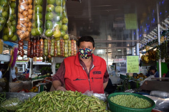 Bogotá, Colombia.- People work in a market place in the center of Bogotá amid the coronavirus pandemic on January 7, 2021. The entity responsible for the dissemination of Colombia's official statistics, Dane reported that inflation December was 0.38%, which left the annual average at 1.61%, as a consequence of the price falls generated by the pandemic, placing the inflation of the year 2020 as the lowest inflation in the statistical history of the Dane.