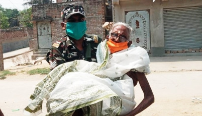 West Bengal, India.- In the photos taken on April 29, 2021, millions of people have been called to vote this Thursday (29) in the last stage of the elections in the state of West Bengal, India, despite the devastating wave of Covid-19 affecting the huge country. Almost 8.5 million voters are called to the polls in the eighth stage of voting.