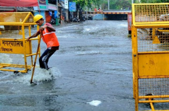 Mumbai, India.- In the photos taken on May 17, 2021, it shows the streets of Bombay amid the cyclone that affected the region. A powerful cyclone that passed over the Arabian Sea advances this Monday (17) towards the western coast of India, while the authorities tried to evacuate hundreds of thousands of people and suspended vaccinations against Covid-19 in one state.