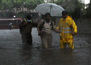 Mumbai, India.- In the photos taken on May 17, 2021, it shows the streets of Bombay amid the cyclone that affected the region. A powerful cyclone that passed over the Arabian Sea advances this Monday (17) towards the western coast of India, while the authorities tried to evacuate hundreds of thousands of people and suspended vaccinations against Covid-19 in one state.