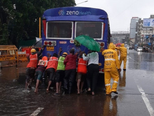 Mumbai, India.- In the photos taken on May 17, 2021, it shows the streets of Bombay amid the cyclone that affected the region. A powerful cyclone that passed over the Arabian Sea advances this Monday (17) towards the western coast of India, while the authorities tried to evacuate hundreds of thousands of people and suspended vaccinations against Covid-19 in one state.