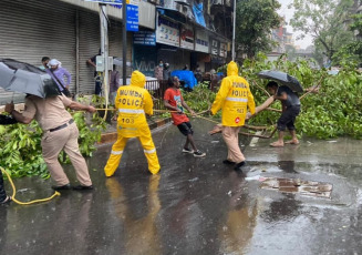 Mumbai, India.- In the photos taken on May 17, 2021, it shows the streets of Bombay amid the cyclone that affected the region. A powerful cyclone that passed over the Arabian Sea advances this Monday (17) towards the western coast of India, while the authorities tried to evacuate hundreds of thousands of people and suspended vaccinations against Covid-19 in one state.