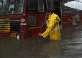 Mumbai, India.- In the photos taken on May 17, 2021, it shows the streets of Bombay amid the cyclone that affected the region. A powerful cyclone that passed over the Arabian Sea advances this Monday (17) towards the western coast of India, while the authorities tried to evacuate hundreds of thousands of people and suspended vaccinations against Covid-19 in one state.