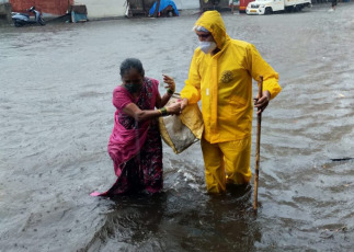 Mumbai, India.- In the photos taken on May 17, 2021, it shows the streets of Bombay amid the cyclone that affected the region. A powerful cyclone that passed over the Arabian Sea advances this Monday (17) towards the western coast of India, while the authorities tried to evacuate hundreds of thousands of people and suspended vaccinations against Covid-19 in one state.