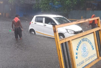 Mumbai, India.- In the photos taken on May 17, 2021, it shows the streets of Bombay amid the cyclone that affected the region. A powerful cyclone that passed over the Arabian Sea advances this Monday (17) towards the western coast of India, while the authorities tried to evacuate hundreds of thousands of people and suspended vaccinations against Covid-19 in one state.