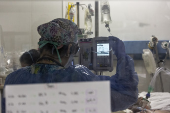 Santiago de Chile, Chile.- In photos taken on June 8, 2021, health professionals work in a hospital during the coronavirus pandemic. The Ministerio de Salud reported 6,958 new cases of Covid-19, secondly with bad contagions in the midst of the pandemic. Furthermore, the Gobierno summed 121 deaths associated with coronavirus. Thus, currently, the total of decisions related to the health emergency in Chile is 30,058, according to the Department of Statistics and Health Information (DEIS). At a regional level, the Metropolitan was the zone that had the most new cases.