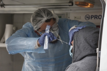 Santiago de Chile, Chile.- In photos taken on June 8, 2021, health professionals work in a hospital during the coronavirus pandemic. The Ministerio de Salud reported 6,958 new cases of Covid-19, secondly with bad contagions in the midst of the pandemic. Furthermore, the Gobierno summed 121 deaths associated with coronavirus. Thus, currently, the total of decisions related to the health emergency in Chile is 30,058, according to the Department of Statistics and Health Information (DEIS). At a regional level, the Metropolitan was the zone that had the most new cases.