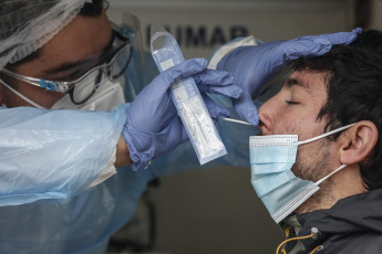 Santiago de Chile, Chile.- In photos taken on June 8, 2021, health professionals work in a hospital during the coronavirus pandemic. The Ministerio de Salud reported 6,958 new cases of Covid-19, secondly with bad contagions in the midst of the pandemic. Furthermore, the Gobierno summed 121 deaths associated with coronavirus. Thus, currently, the total of decisions related to the health emergency in Chile is 30,058, according to the Department of Statistics and Health Information (DEIS). At a regional level, the Metropolitan was the zone that had the most new cases.