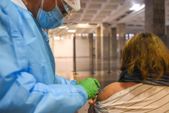 Montevideo, Uruguay.- In the photos taken on June 28, 2021, it shows a vaccination center against the coronavirus. Uruguay registered 20 deaths from coronavirus this Sunday (27), the lowest figure since March 29, reaching a total of 5,494 deaths since the beginning of the pandemic, according to the daily report of the National Emergency System (Sinae). In addition, 1,027 new cases of coronavirus were detected.