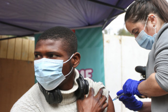 Santiago de Chile, Chile.- En las fotos tomadas el 31 de agosto del 2021, profesionales de la salud participan de una jornada sanitaria contra el coronavirus. Chile sumó este martes 315 casos nuevos de la Covid-19, la cifra más baja desde principios de abril de 2020, lo que refleja que el país tiene la pandemia controlada tras vacunar a más del 85