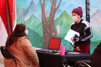 Santiago de Chile, Chile.- In the photos taken on August 10, 2021, health professionals test for Covid-19 in Santiago de Chile. Chile added 31 new deaths and 514 cases of Covid-19 this Tuesday, the lowest number since April 2020 and a figure that confirms that the pandemic is remitting in the country, where more than 82% of the target population has completed their vaccination.
