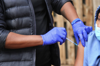 Santiago de Chile, Chile.- En las fotos tomadas el 31 de agosto del 2021, profesionales de la salud participan de una jornada sanitaria contra el coronavirus. Chile sumó este martes 315 casos nuevos de la Covid-19, la cifra más baja desde principios de abril de 2020, lo que refleja que el país tiene la pandemia controlada tras vacunar a más del 85