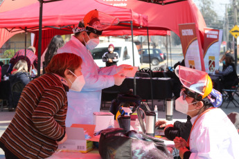 Santiago de Chile, Chile.- In the photos taken on August 10, 2021, health professionals test for Covid-19 in Santiago de Chile. Chile added 31 new deaths and 514 cases of Covid-19 this Tuesday, the lowest number since April 2020 and a figure that confirms that the pandemic is remitting in the country, where more than 82% of the target population has completed their vaccination.