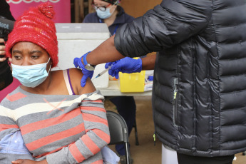 Santiago de Chile, Chile.- En las fotos tomadas el 31 de agosto del 2021, profesionales de la salud participan de una jornada sanitaria contra el coronavirus. Chile sumó este martes 315 casos nuevos de la Covid-19, la cifra más baja desde principios de abril de 2020, lo que refleja que el país tiene la pandemia controlada tras vacunar a más del 85