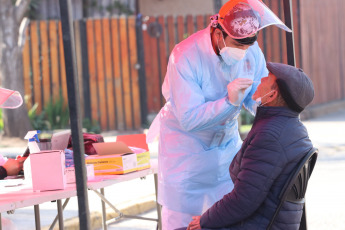 Santiago de Chile, Chile.- In the photos taken on August 10, 2021, health professionals test for Covid-19 in Santiago de Chile. Chile added 31 new deaths and 514 cases of Covid-19 this Tuesday, the lowest number since April 2020 and a figure that confirms that the pandemic is remitting in the country, where more than 82% of the target population has completed their vaccination.