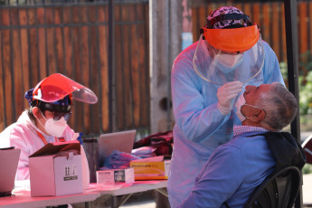 Santiago de Chile, Chile.- In the photos taken on August 10, 2021, health professionals test for Covid-19 in Santiago de Chile. Chile added 31 new deaths and 514 cases of Covid-19 this Tuesday, the lowest number since April 2020 and a figure that confirms that the pandemic is remitting in the country, where more than 82% of the target population has completed their vaccination.