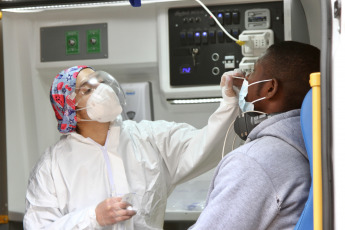 Santiago de Chile, Chile.- En las fotos tomadas el 31 de agosto del 2021, profesionales de la salud participan de una jornada sanitaria contra el coronavirus. Chile sumó este martes 315 casos nuevos de la Covid-19, la cifra más baja desde principios de abril de 2020, lo que refleja que el país tiene la pandemia controlada tras vacunar a más del 85