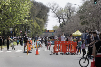 Buenos Aires, Argentina.- En las fotos tomadas el 27 de septiembre del 2021, las personas disfrutan al aire libre en medio de la pandemia de coronavirus. De acuerdo al último reporte del Ministerio de Salud, 14 personas murieron y 562 fueron reportadas con coronavirus en las últimas 24 horas en la Argentina, lo que representa la cantidad de casos positivos más baja en los últimos 16 meses, más precisamente desde el 25 de mayo de 2020.
