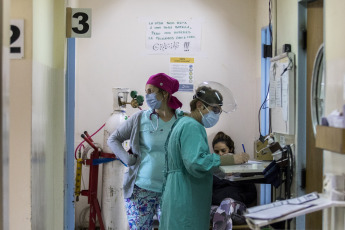 Rio Negro, Argentina.- In the photos taken on September 27, 2021, health professionals work in a hospital in the province of Rio Negro, amid the coronavirus pandemic. Health authorities in Argentina highlighted the decrease in the occupation of hospital beds, particularly in intensive care units (ICU), after reporting the lowest levels of infections and deaths from coronavirus in the country.