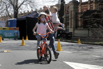 Buenos Aires, Argentina.- En las fotos tomadas el 27 de septiembre del 2021, las personas disfrutan al aire libre en medio de la pandemia de coronavirus. De acuerdo al último reporte del Ministerio de Salud, 14 personas murieron y 562 fueron reportadas con coronavirus en las últimas 24 horas en la Argentina, lo que representa la cantidad de casos positivos más baja en los últimos 16 meses, más precisamente desde el 25 de mayo de 2020.